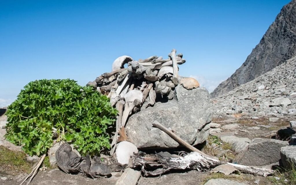skeleton in roopkund lake