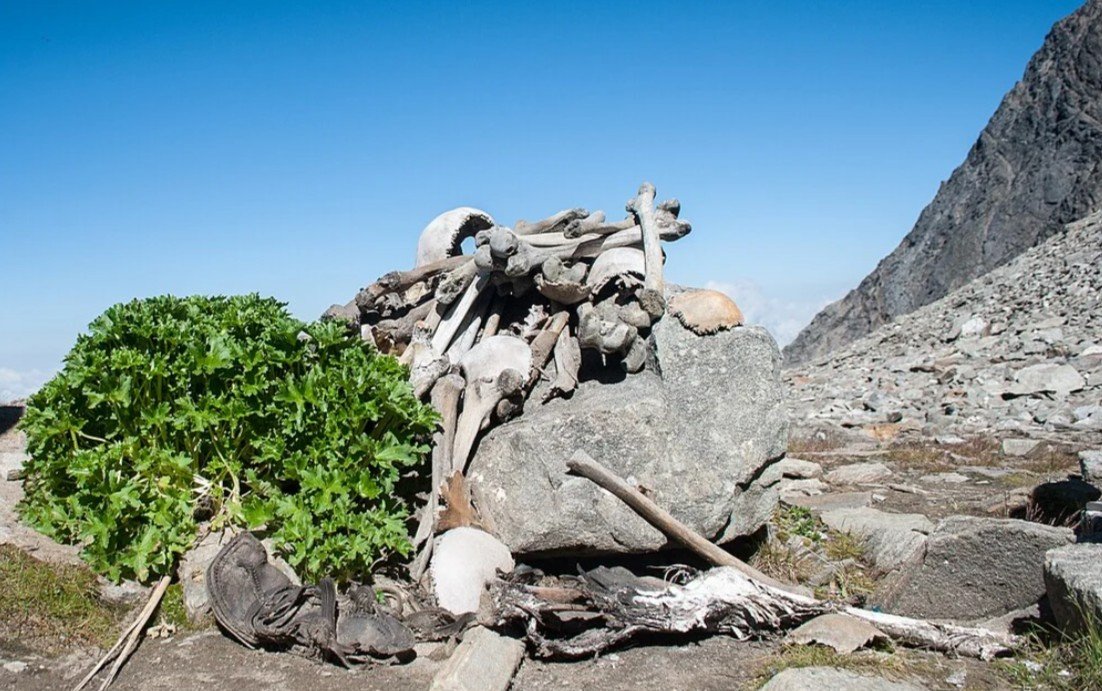 skeleton in roopkund lake